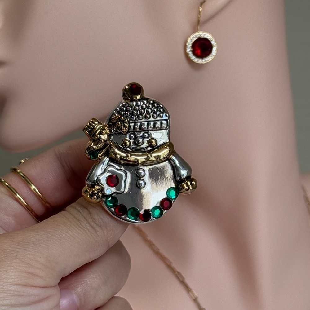 ⚜️❤️‍🔥 Festive Snowman Brooch-Pendant with Gold and Gem Accents 💎 ⛄️ - Picture 3 of 8
